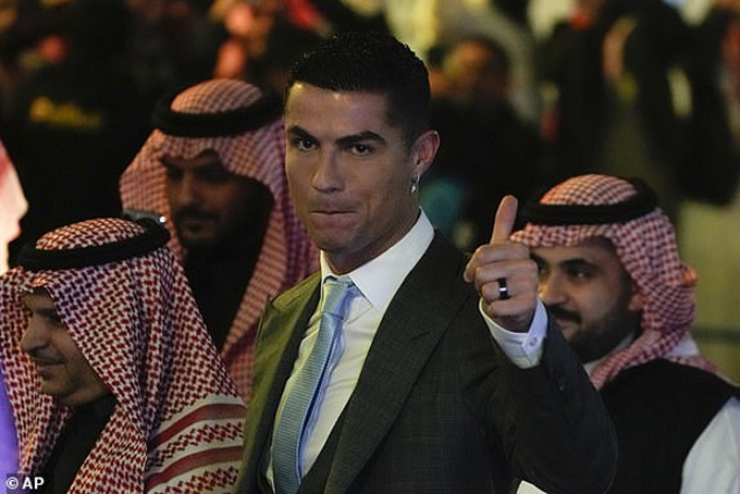 Ronaldo tới tham dự buổi họp báo