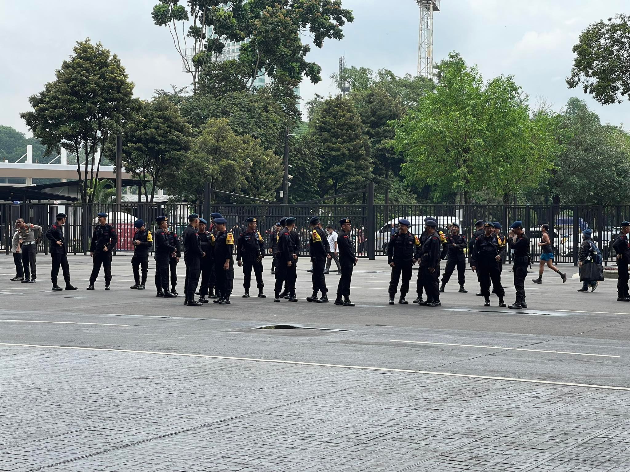 Được biết, sẽ có khoảng 1 vạn nhân viên an ninh bao gồm cả quân đội, trong đó có 3.500 cảnh sát (giao thông, phòng cháy, phòng nổ) và lực lượng chống báo động sẽ được huy động để đảm bảo an ninh, an toàn cho trận đấu giữa Indonesia và Việt Nam chiều ngày 6/1