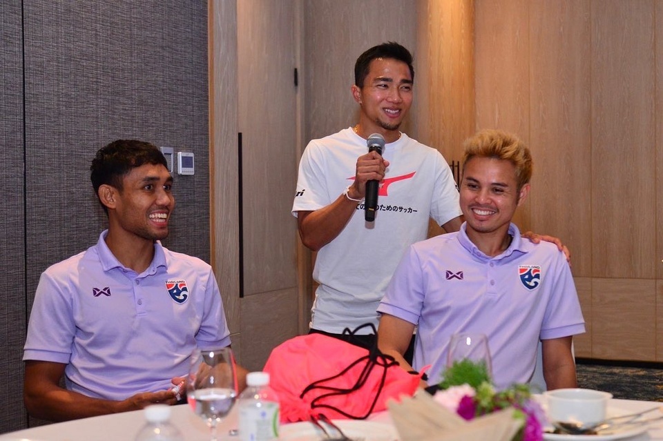 Chanathip xuất hiện trong bữa tối để động viên các đồng đội tuyển Thái trước trận bán kết AFF Cup 2022 