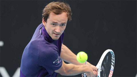 Daniil Medvedev chờ Djokovic ở bán kết Adelaide