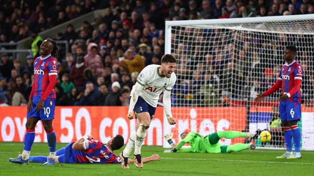 Doherty (áo sáng) ăn mừng bàn thắng nâng tỷ số lên 3-0 cho Tottenham trên sân của Crystal Palace rạng sáng qua