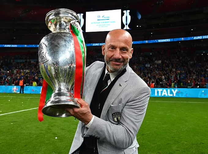 Vialli bên chiếc cúp vô địch EURO 2020 của tuyển Italia
