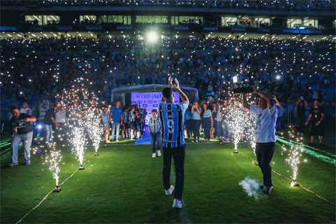 Suárez: 'Fui expulsado del Barça por mi estrecha amistad con Messi', Messi guía a Luis Suárez para elegir Gremio y ahora Suárez Miami 4