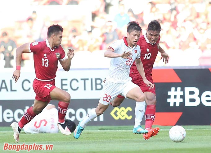 ĐT Việt Nam vất vả khi thi đấu trên sân của Indonesia - Ảnh: Anh Khoa 