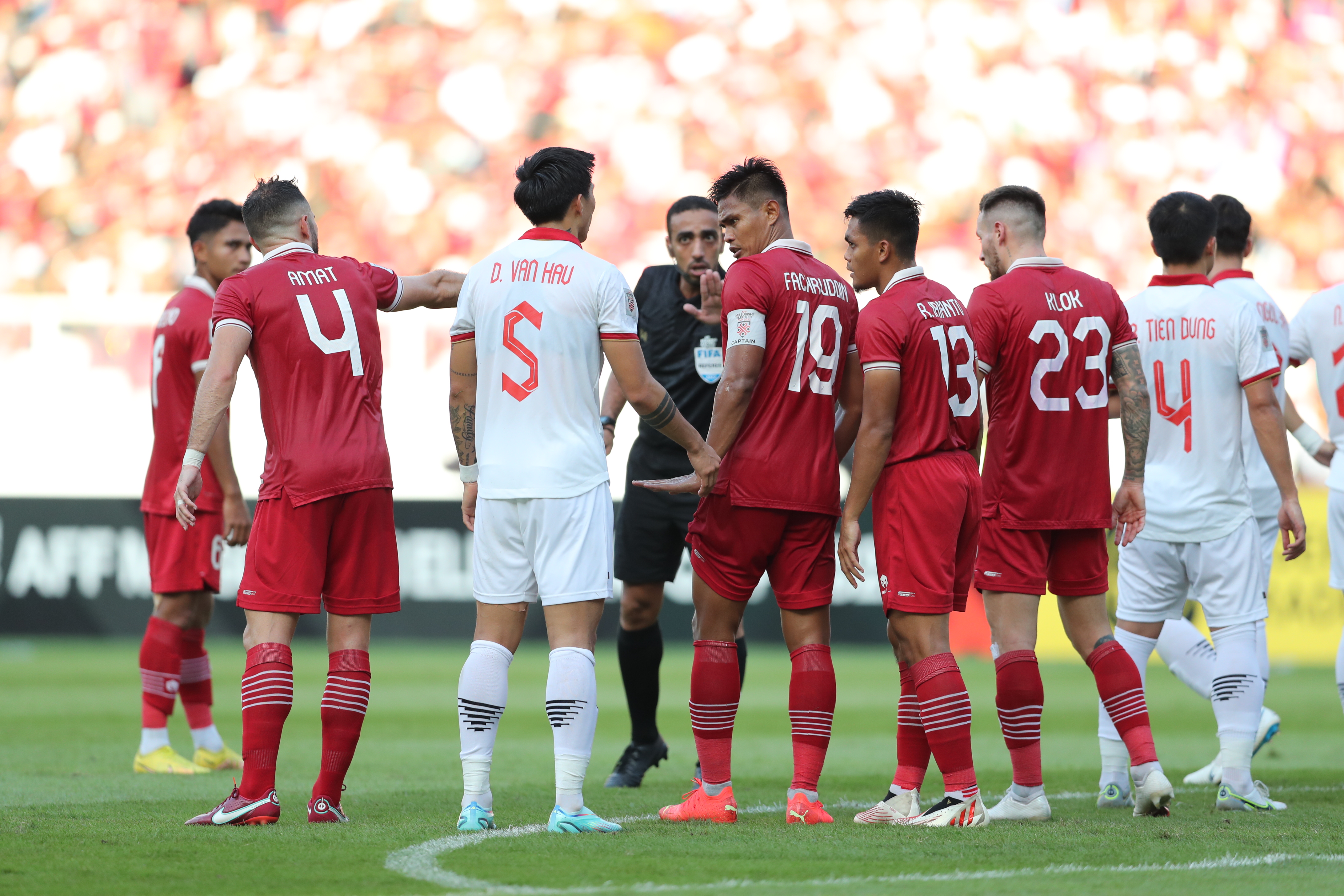 Trọng tài Oman bị truyền thông Indonesia chỉ trích nặng nề - Ảnh: Anh Khoa 