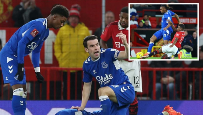 Cầu thủ Everton rơi nước mắt sau pha vào bóng của sao trẻ Man United