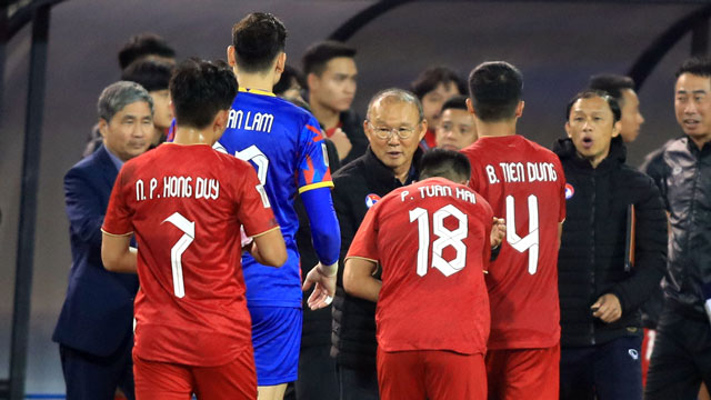 HLV Park Hang Seo (phải) rất muốn cùng ĐT Việt Nam đánh bại Indonesia trong trận bán kết lượt về sắp tới 	Ảnh: MINH TUẤN