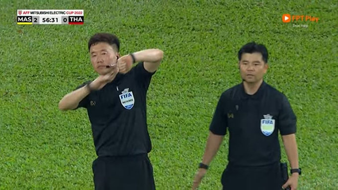 Trọng tài Kim Dae Yong để lại nhiều tình huống tranh cãi ở trận Thái Lan thua 0-1 Malaysia