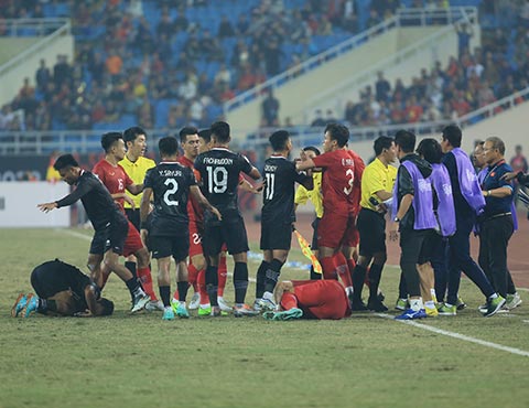 Cầu thủ Indonesia liên tục đá xấu khiến đội chủ nhà phải phản ứng liên tục. Ảnh: Đức Cường