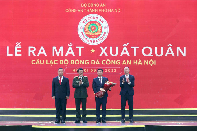 Thứ trưởng Lương Tam Quang trao hoa tặng Ban lãnh đạo CLB Bóng đá CAHN.