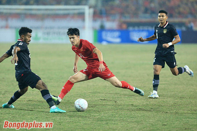 Các cầu thủ Việt Nam chủ động tấn công khiến Indonesia choáng ngợp