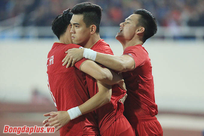 Tiến Linh lập cú đúp với 2 bàn thắng sớm ở đầu mỗi hiệp, giúp ĐT Việt Nam thắng chung cuộc 2-0 trước Indoensia 