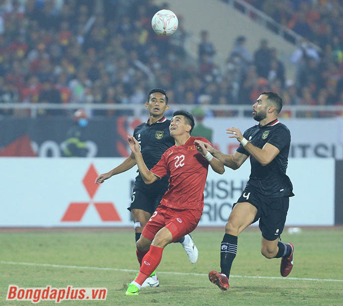 Tiến Linh đã trở thành cơn ác mộng của ĐT Indonesia ở bán kết lượt về AFF Cup 2022. Ngay ở phút thứ 3, anh khéo léo đè mặt trung vệ Indonesia để nhận đường chuyền dọn cỗ của Hùng Dũng 