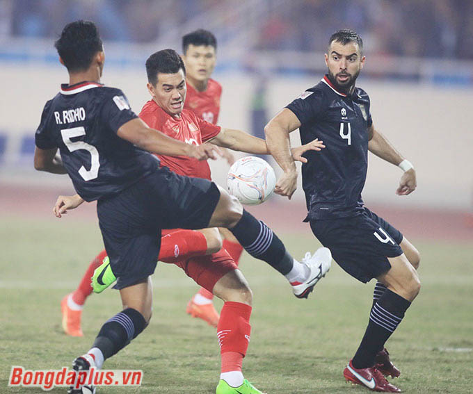 Tiền đạo chủ lực của ĐT Việt Nam vung chân dứt điểm về góc hiểm, đánh bại thủ môn Nadeo của Indonesia 