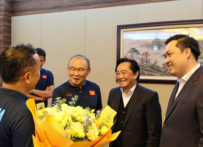 Lãnh đạo tỉnh Bình Dương gặp gỡ HLV Park Hang-seo và chúc mừng thành công của ĐT Việt Nam