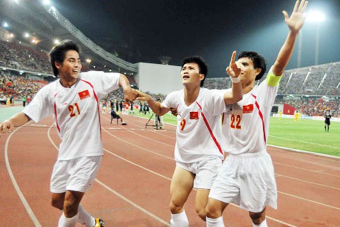 Lê Công Vinh và các đồng đội vui mừng sau khi ghi bàn thắng ở trận chung kết lượt đi AFF Cup 2008
