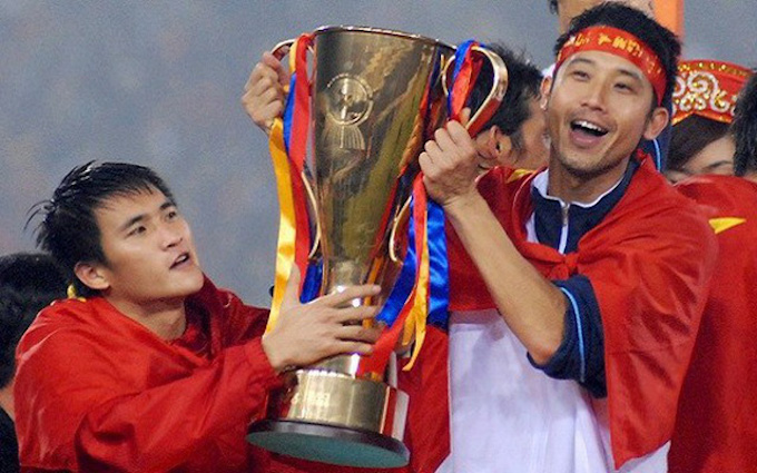 Vũ Như Thành và Công Vinh với chiếc cúp vô địch AFF Cup 2008