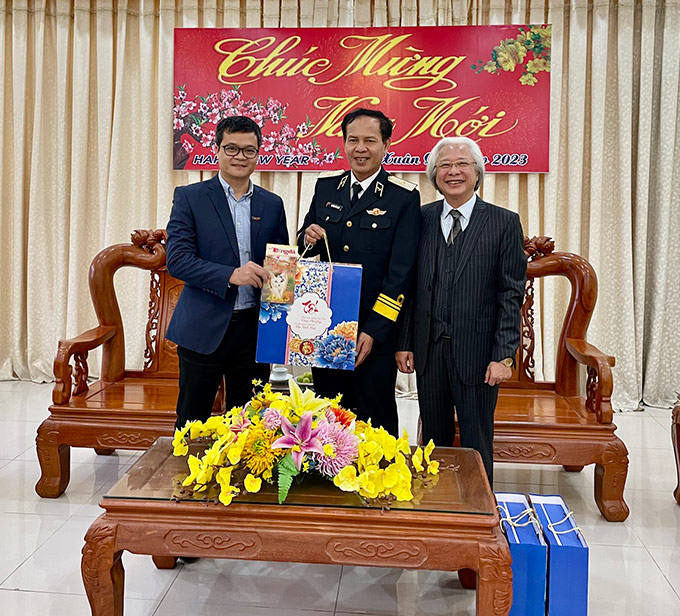 Các ông: Nguyễn Tùng Điển - Tổng Biên tập và Nguyễn Văn Phú - nguyên Tổng Biên tập đã đến thăm và chúc Tết với Bộ Tư lệnh Vùng 1 Hải quân.