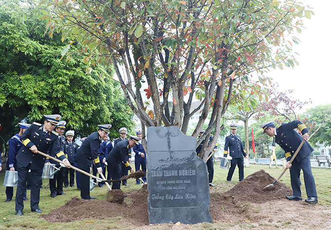 Đoàn công tác trồng cây lưu niệm tại Lữ đoàn