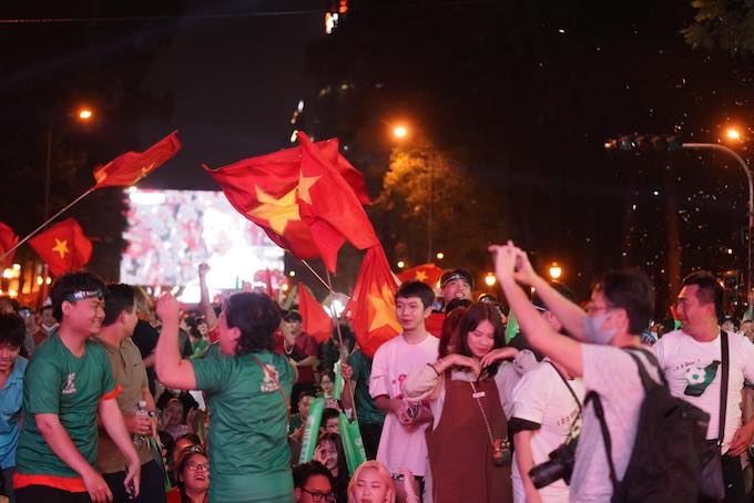 Niềm vui của các CĐV khi Tiến Linh ghi bàn mở tỷ số cho tuyển Việt Nam - Ảnh: Phú Thọ