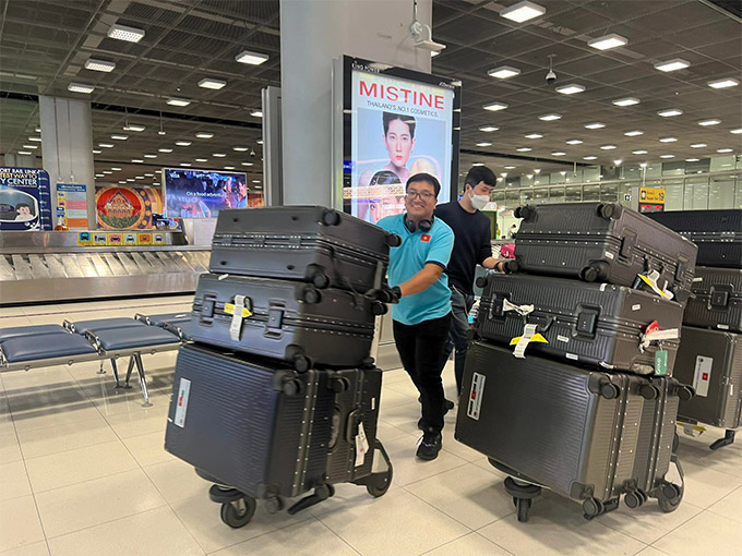 Rất nhiều kiện hành lý của ĐT Việt Nam được chuẩn quan Thái Lan