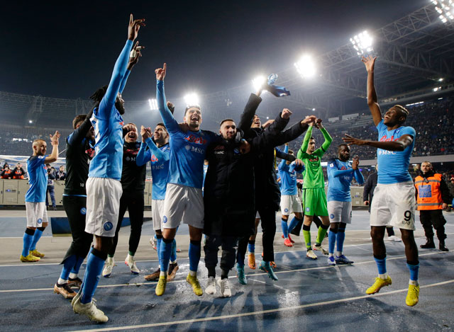 Các cầu thủ Napoli ăn mừng tưng bừng sau trận đại thắng Juventus