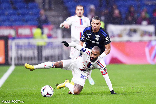 Được chơi tại tổ ấm Groupama nhưng Lyon (áo sáng) vẫn gục ngã trước đối thủ trung bình Strasbourg