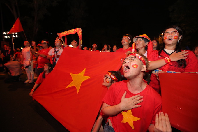 Cảm xúc của người hâm mộ khi hát quốc ca của Việt Nam - ảnh: Quốc An