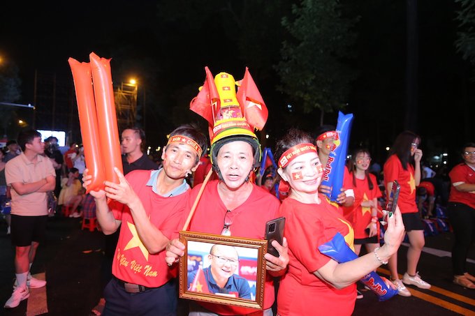Các CĐV Việt Nam mong muốn các tuyển thủ nước nhà sẽ làm nên điều bất ngờ - Ảnh: Quốc An