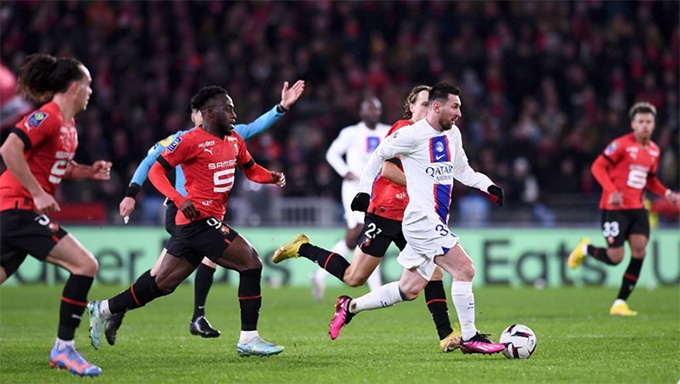 Messi bất lực trước hàng thủ dày đặc của Rennes