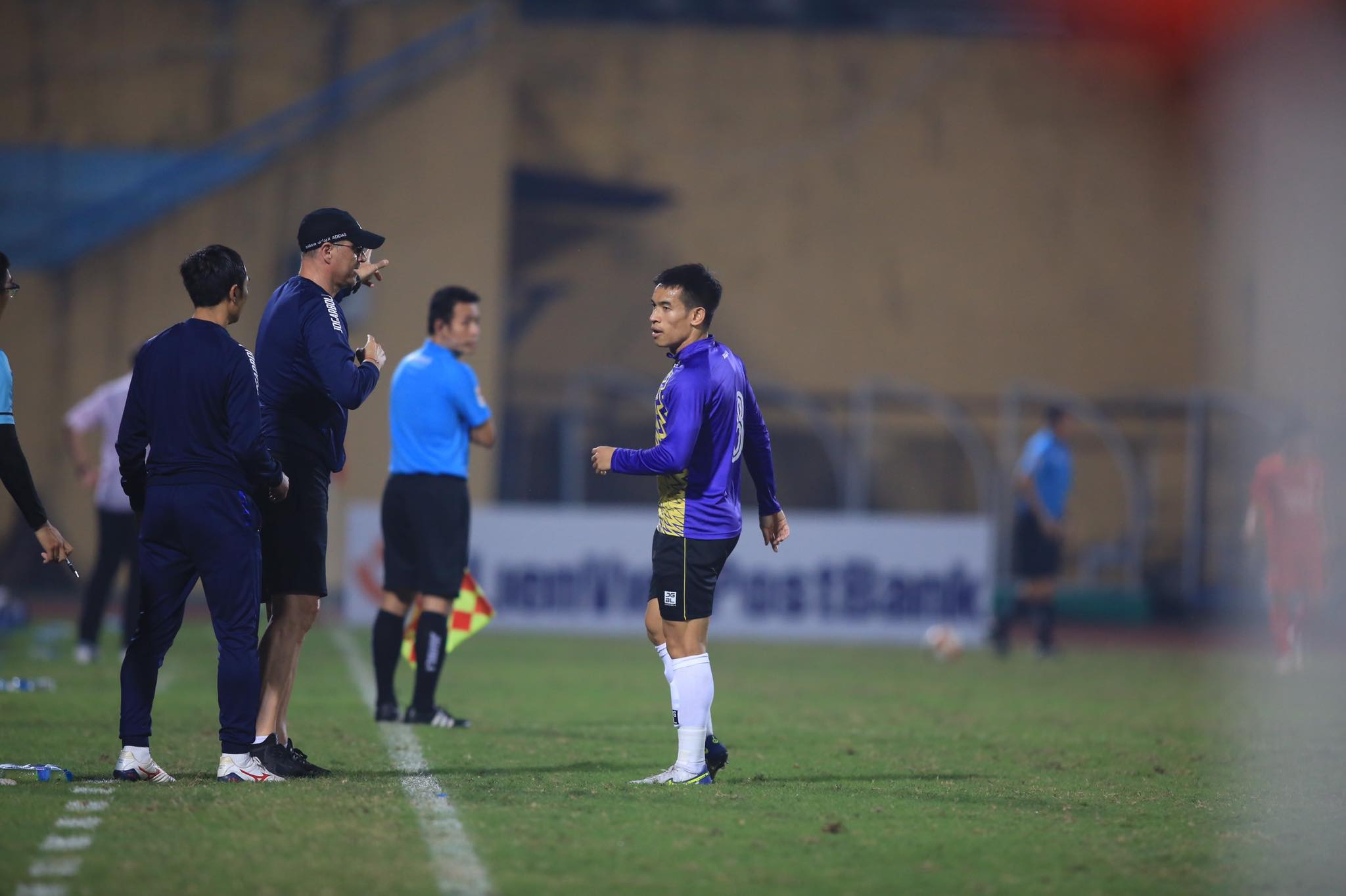 HLV Bandovic thổi luồng sinh khí mới vào Hà Nội FC - Ảnh: Đức Cường 
