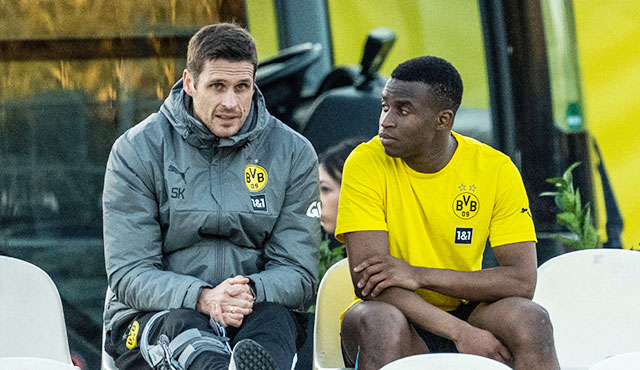 GĐTT Kehl của Dortmund yêu cầu tiền đạo Moukoko (phải) có câu trả lời về tương lai ngay trong tuần này