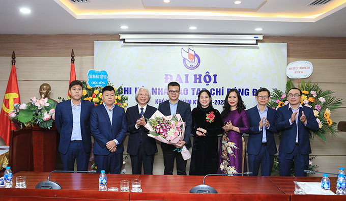 Ban Thư ký chi hội Nhà báo Tạp chí Bóng đá khóa IV, nhiệm kỳ 2023 - 2025 nhận hoa và lời chúc của đại diện lãnh đạo Hội Nhà báo Việt Nam và Tạp chí Bóng đá 