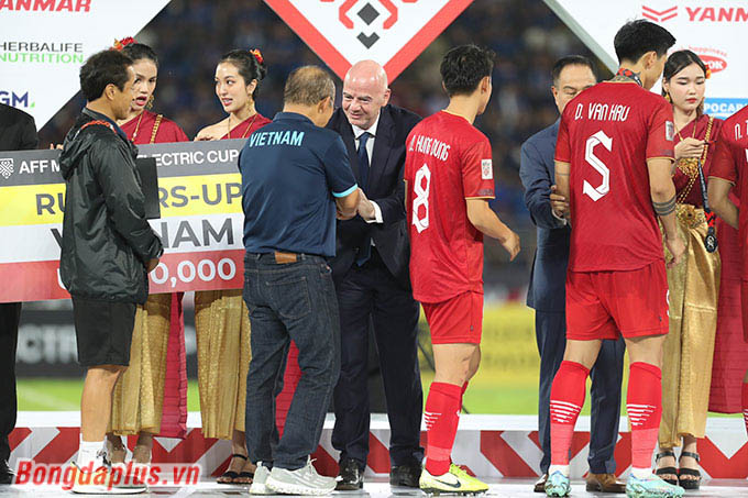 Ông Park Hang Seo bắt tay chủ tịch FIFA - Gianni Infantino