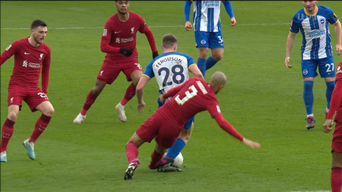 Fabinho đạp cầu thủ Brighton nhưng thoát thẻ đỏ khó hiểu