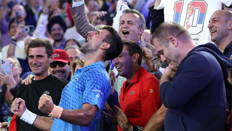 Djokovic ăn mừng Grand Slam thứ 22 bên người thân ở sân Rod Laver