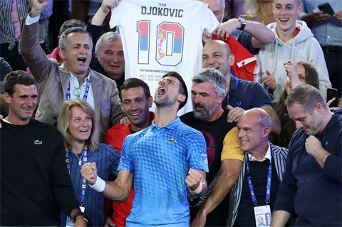 Djokovic ăn mừng đầy phấn khích và cuồng nhiệt với đội ngũ huấn luyện
