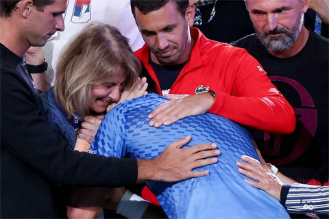 Djokovic chia vui với mẹ, người từng đồng hành cùng anh 15 năm trước tại Australian Open 2008