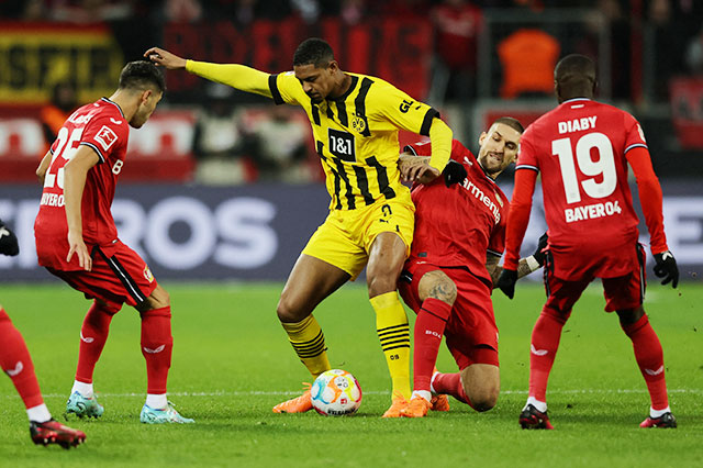 Sebastien Haller (áo sọc) ghi dấu ấn đậm nét trong 2 bàn thắng của Dortmund