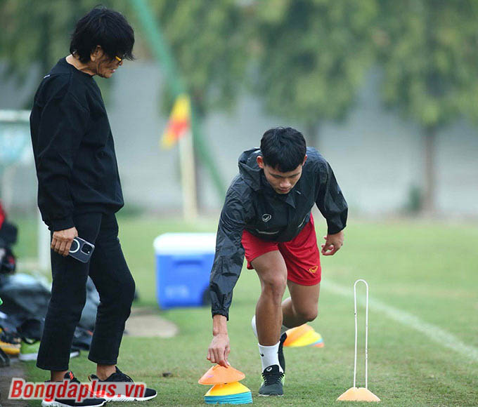 Ông Choi Ju Young, chuyên gia vật lý trị liệu, trợ lý đắc lực của HLV Park Hang Seo bất ngờ xuất hiện và tham gia công tác hỗ trợ hồi phục cho một cầu thủ U20 Việt Nam 