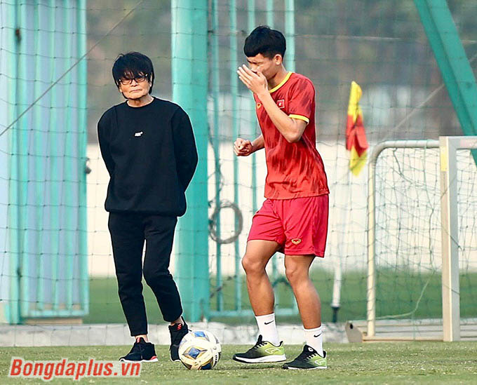 Hiện tại, ông Choi Ju Young cũng đã hết hợp đồng với VFF. Khác với trợ lý Lee Young Jin hay HLV Park Hang Seo, ông Choi ký hợp đồng phụ lục với VFF, với nhiệm vụ hỗ trợ cho ông Park Hang Seo đến hết AFF Cup 2022