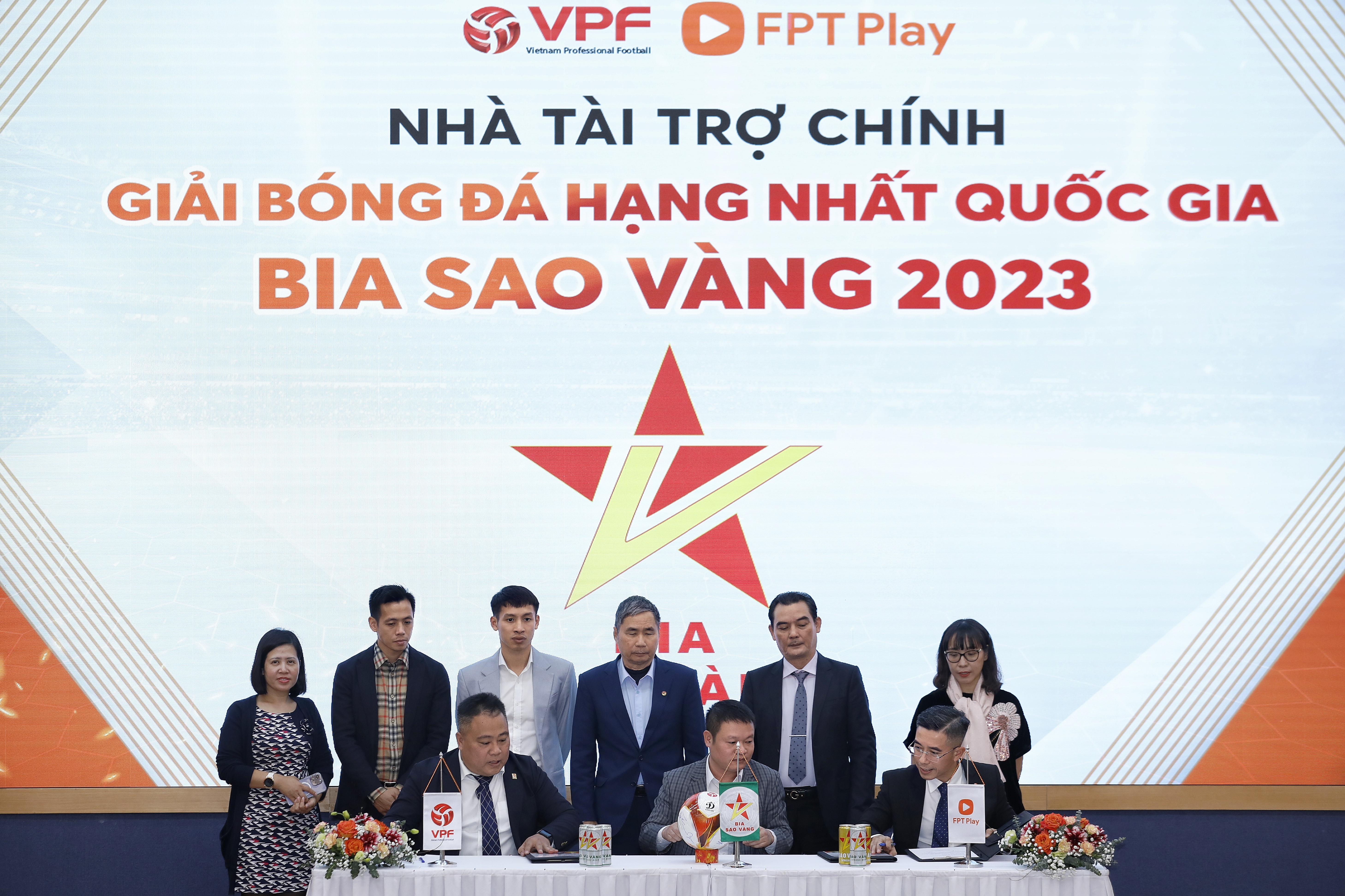 Công ty Cổ phần Bia Hà Nội Nghệ Tĩnh với thương hiệu Bia Sao Vàng sẽ là nhà tài trợ mới của Giải hạng Nhất QG 2023 - Ảnh: Đức Cường 