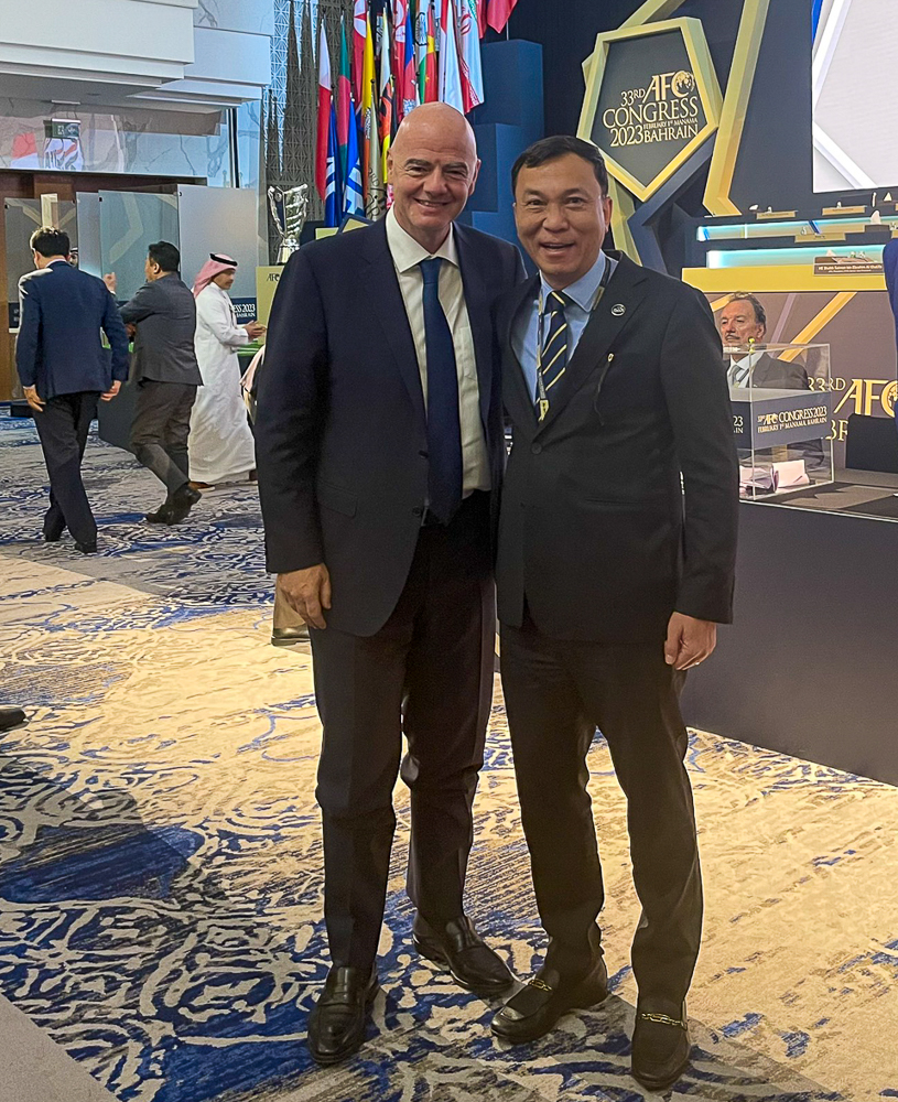 Chủ tịch LĐBĐ Việt Nam Trần Quốc Tuấn chụp hình cùng Chủ tịch FIFA Infantino