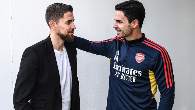 Jorginho (trái) sẽ tăng cường đáng kể sức mạnh cho Arsenal trong giai đoạn quyết định
