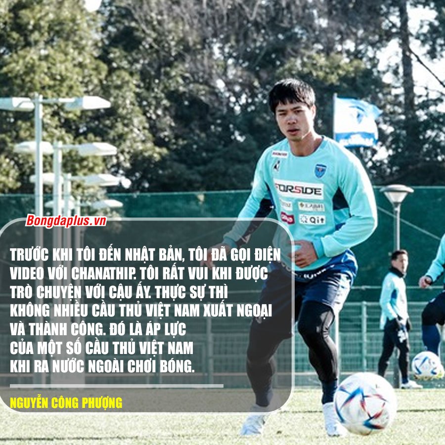 Công Phượng trò chuyện với Chanathip - Ảnh: Yokohama FC 