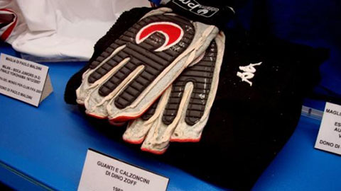 Đôi găng tay của Dino Zoff bị mất trộm