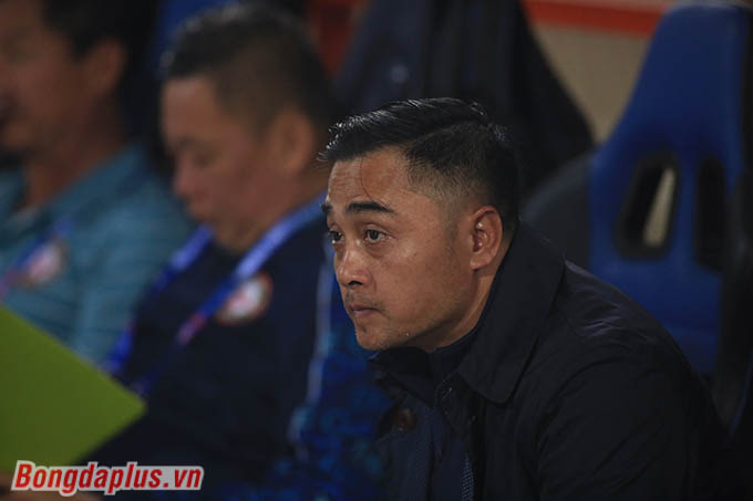 Sau khi đội thua 0-2 ở hiệp 1, HLV Đức Thắng của Bình Định có những thay đổi trong hiệp 2
