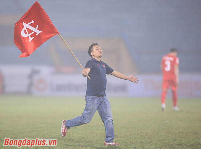Một CĐV Công an Hà Nội vì quá vui đã xuống sân ăn mừng khi trận đấu vẫn đang diễn ra