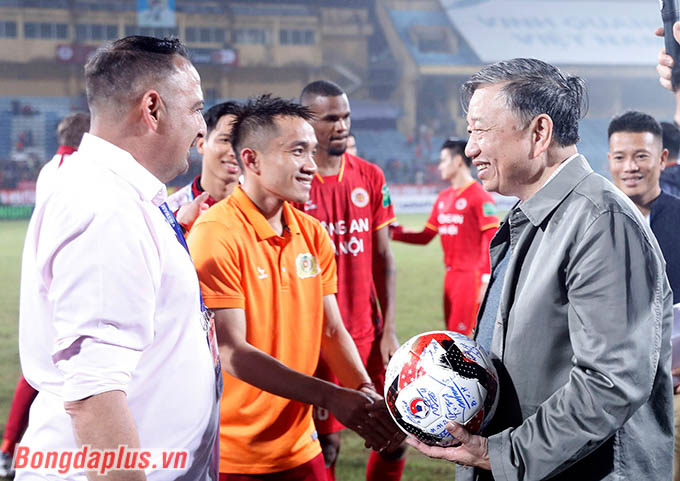 Sau trận đấu, Đại tướng Tô Lâm xuống sân chúc mừng Ban huấn luyện và cầu thủ CLB Công an Hà Nội