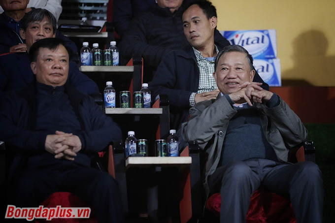 Đại tướng Tô Lâm, Ủy viên Bộ Chính trị, Bộ trưởng Bộ Công an đến dự khán và theo dõi trận đấu